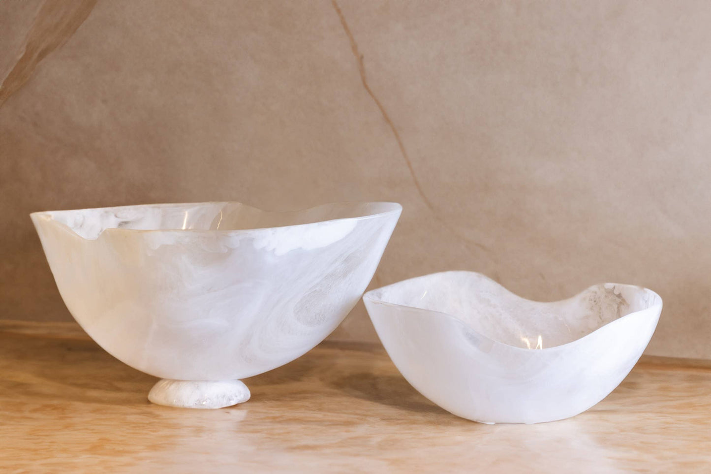 Lg White Fruit Bowl Resin Dia 21.2": White / RESIN